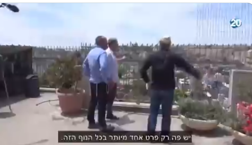1/ Popular pro- #Netanyahu media figures Yinon  #Magal & Shimon  #Riklin met w/ Deputy Mayor of  #Jerusalem Arieh  #King.Here they're filmed standing on a roof looking towards the Dome of the Rock ( #AlAqsa Mosque).King: "There's only one unnecessary thing in this landscape"