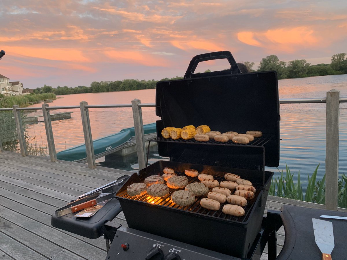 sethips2's tweet photo. @Liam_Ball92 #sunset #barbecue https://t.co/ZmPoElFNoc
