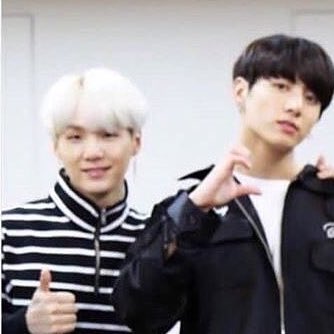 Yoongi being ᵗᶦⁿᶦᵉˢᵗ next to members — a thread
