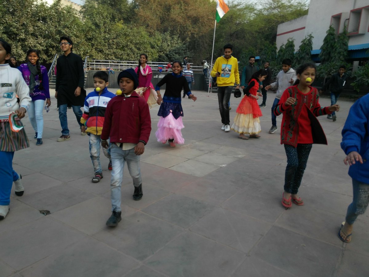 Samidha_gbpec's tweet photo. जब कोई टीचर मुड़ता है, और कोई बच्चा silly सा जोक सुनाता है।
जब पकड़े जाने का डर भी होता है लेकिन दिल भी मुस्कुराता है।
रोज़ की practice है हमें, मुंह दबा कर हंसना हमें आता है।
और जो यह नहीं कर पाता वह डांट भी सहता है, और नींबू चमच race में भी हार जाता है।
#lemonrace #samidhagbpec https://t.co/mUSIjWFURz
