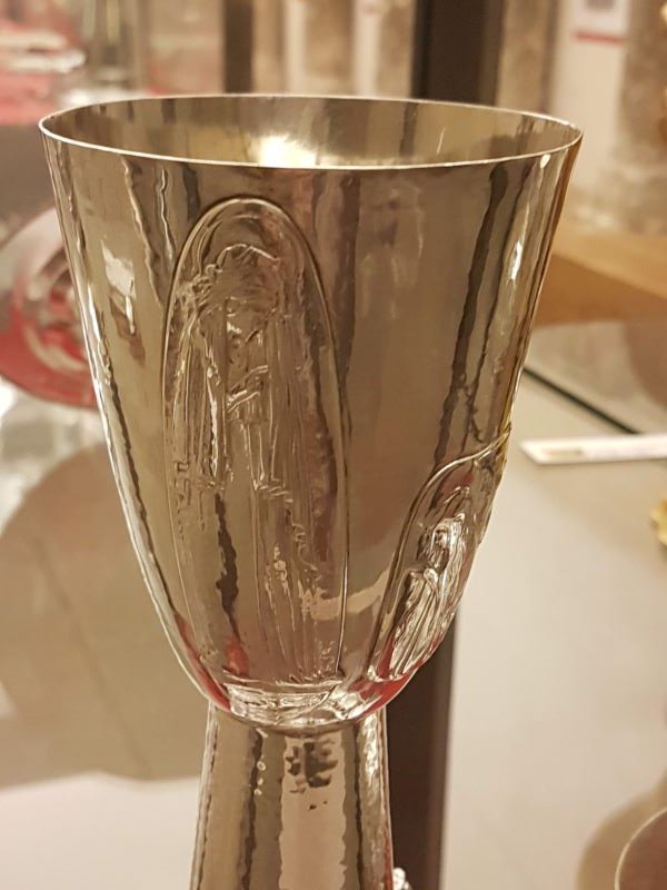 Back into the Treasury now, and back to the Guild of Handicraft, with this simple silver chalice by Fred Partridge, 1903 and presented to Broad Campden church by Janet Ashbee on the birth of Mary Elizabeth, her youngest daughter, in 1911  #ArtsandCrafts  #decorativeart