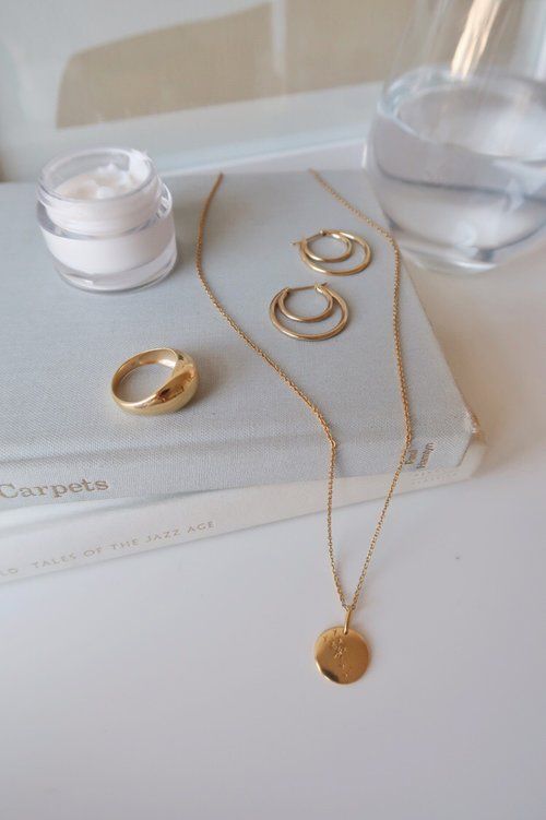 ModeInMotion's tweet photo. Qui ici prépare les bijoux qu'elle va porter la veille ? 🙋‍♂️

Dites-le nous en commentaire ! Quel est votre bijou favori ? 💕 https://t.co/2PJQKXf8Qd