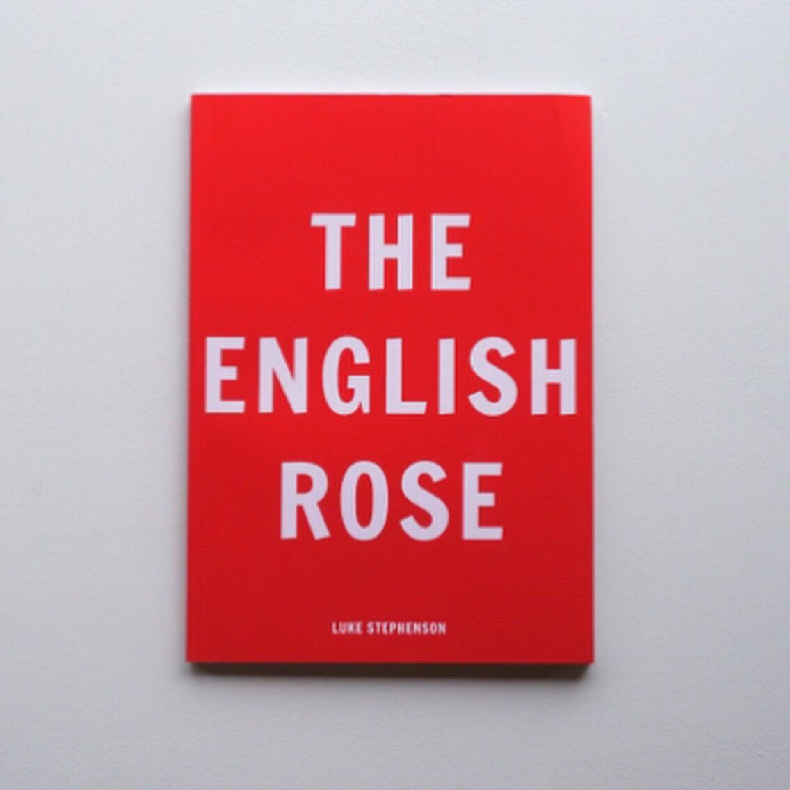 Utrecht Now Idea 気がつけば薔薇の美しい季節になりました 英国の写真家ルーク ステフェンソンによる写真集のモチーフは 王族の気品や 戦争 美しい女性を連想させる英国の象徴とも言える イングリッシュローズ 花の色と対照的なブルーバックで