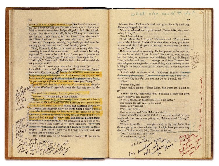 Así era la copia anotada a puño y letra por Stanley Kubrick de la novela EL RESPLANDOR, subrayada y con los márgenes llenos de ideas y dudas. La fecha del 77 indica que ya estuvo estudiando la obra tres años antes del estreno.