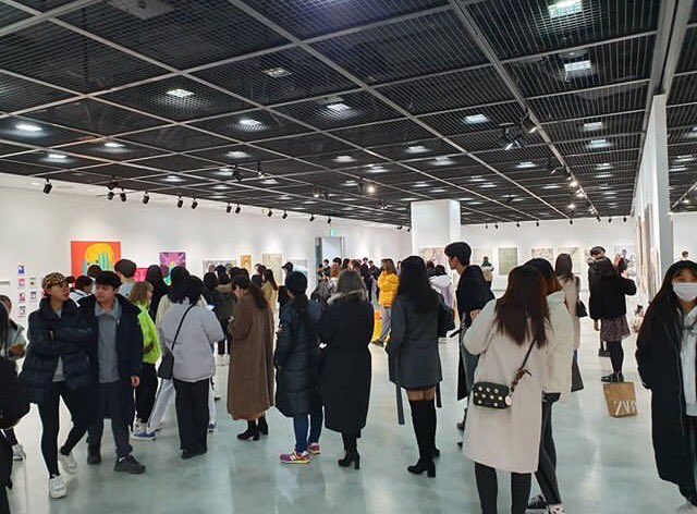 [ #MINO  #송민호] A total of 51 artists took part in SEEA and Mino was one of them, he got to take pics with many amazing artists getting official acknowledgment from his peers. Mino paintings also drew the biggest crowd & all 3 were sold out!