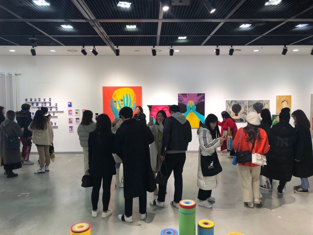 [ #MINO  #송민호] A total of 51 artists took part in SEEA and Mino was one of them, he got to take pics with many amazing artists getting official acknowledgment from his peers. Mino paintings also drew the biggest crowd & all 3 were sold out!