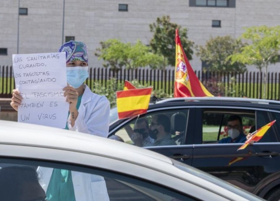 “Las sanitarias currando, los ricos y fascistas contagiando.”