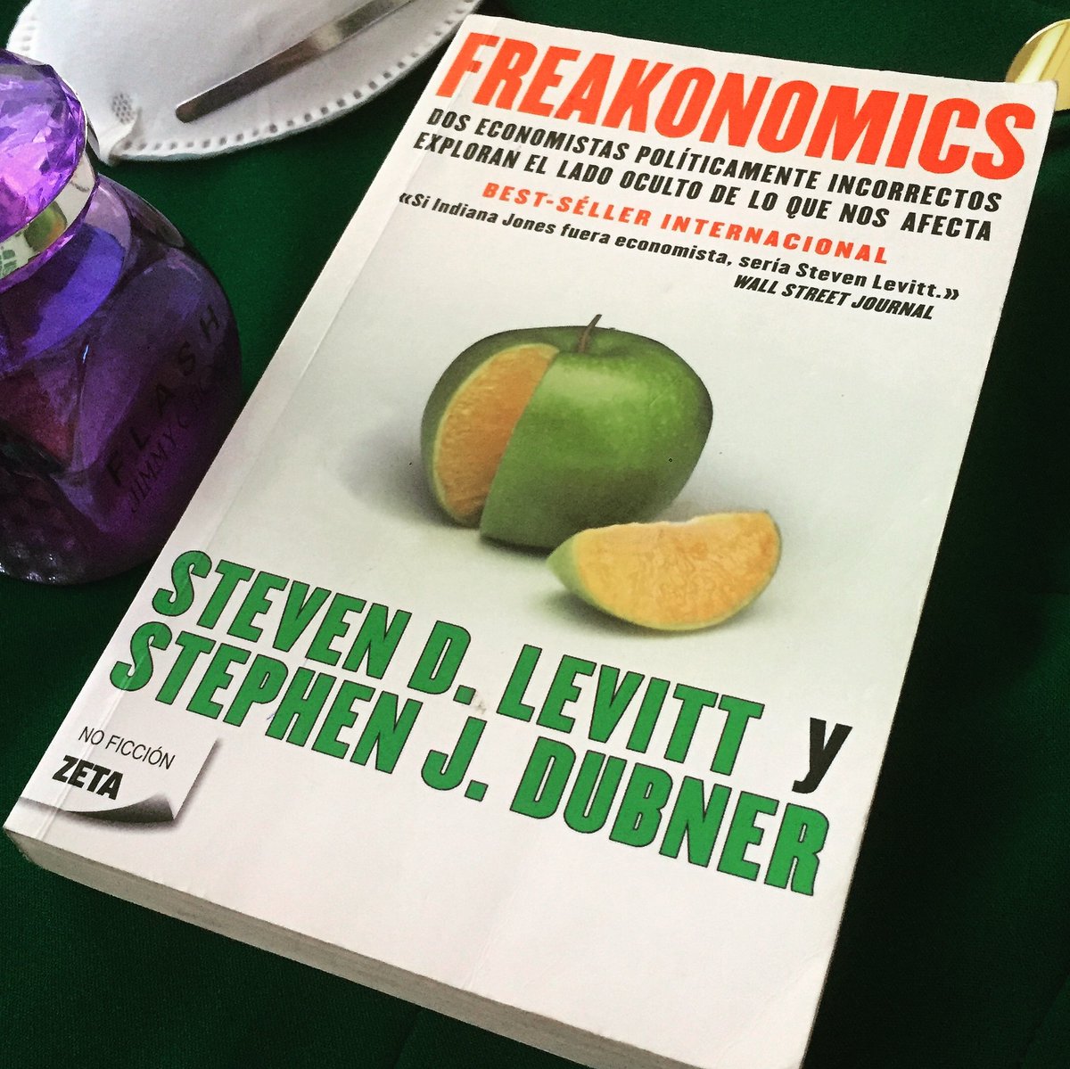 circuloecongye's tweet photo. 📚 LIBROS | ECONOMÍA
👉🏻 #recomendado <FREAKONOMICS>
“La economía representa el estudio de los incentivos: el modo en que las personas obtienen lo que desean, o necesitan, especialmente cuando otras personas desean o necesitan lo mismo”. #StevenDLevitt y #StephenJDubner https://t.co/mczDw20S0B