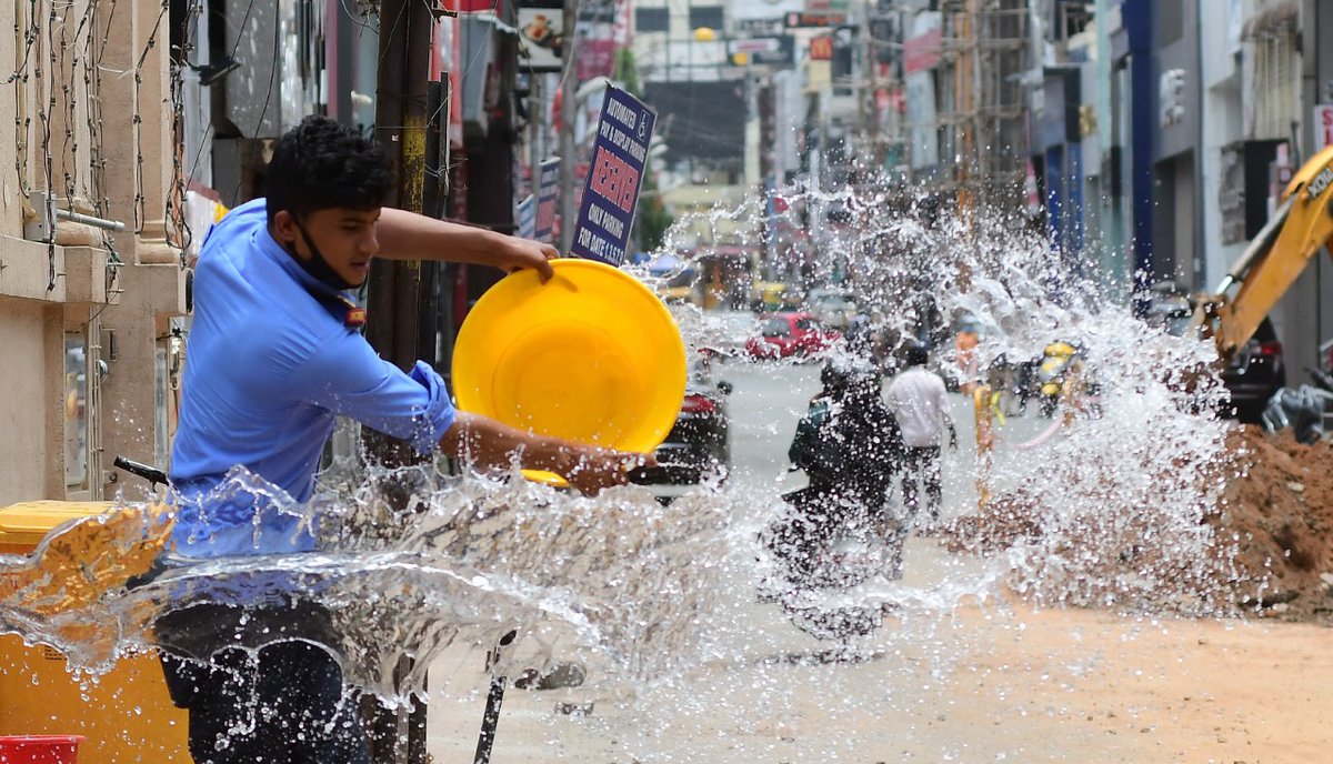 3/n No amount of appreciation will be enough for the kind of work 3 fantastic photojournalists — Asif, Sunil and  @chethan18 — have been doing for  @TOIBengaluru. In this series of photos, I hope to celebrate their work. You are free to caption. I'm posting just 1 in each tweet.