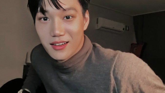 Kawatani Elian.fc: Kim Jongin.21.Crossdresser/Cam-boy.Fun fact: Sigue enamorado del segundo novio que tuvo.Vivía en una de las estaciones del metro.Fue el primer trapito que escribí.