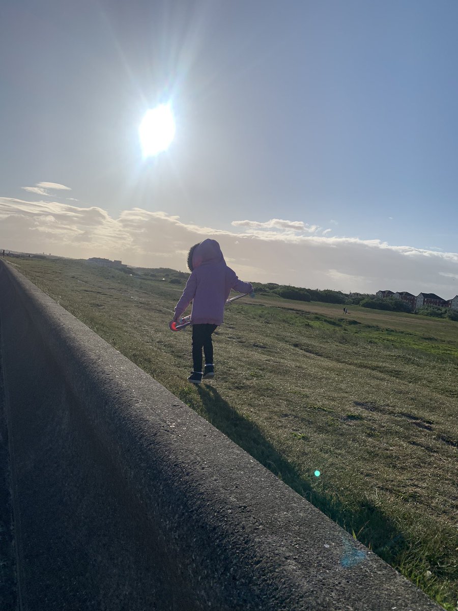 JeanetteGannon's tweet photo. The kids rudely woke me up at 6.30 this morning ๐ญ so we all decided to take Paddy for a walk along the prom. I think Iโll wake them up early all next week seeing as I still have to work ๐คฃ#whathalfterm @EastwayPrimary @MrsNBillington https://t.co/Yu3vHAx4jg