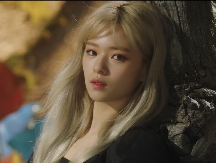 Jeongyeon's Blonde Hair Care Routine: Tips and Tricks - wide 2