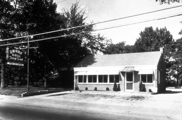 2DayInGAHistory's tweet photo. #ThisDayInGAHistory in 1946 Truett Cathy and his brother Ben opened the Dwarf Grill (later renamed to the Dwarf House) in Hapeville, GA. In 1967 it was rebranded as @ChickfilA. https://t.co/BBA9RcLvzz