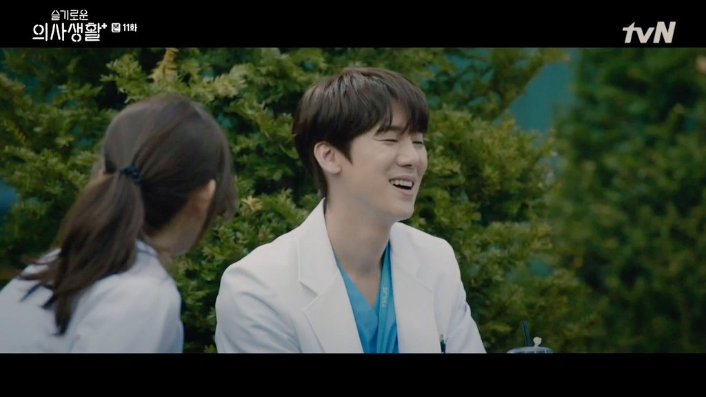 Ep 11: Jeongwon & Gyeoul had a warm conversation after her 1st solo surgery. He smiled brightly! The warm and bright smile continued as he was looking at her walking away  #HospitalPlaylist  #WinterGarden 