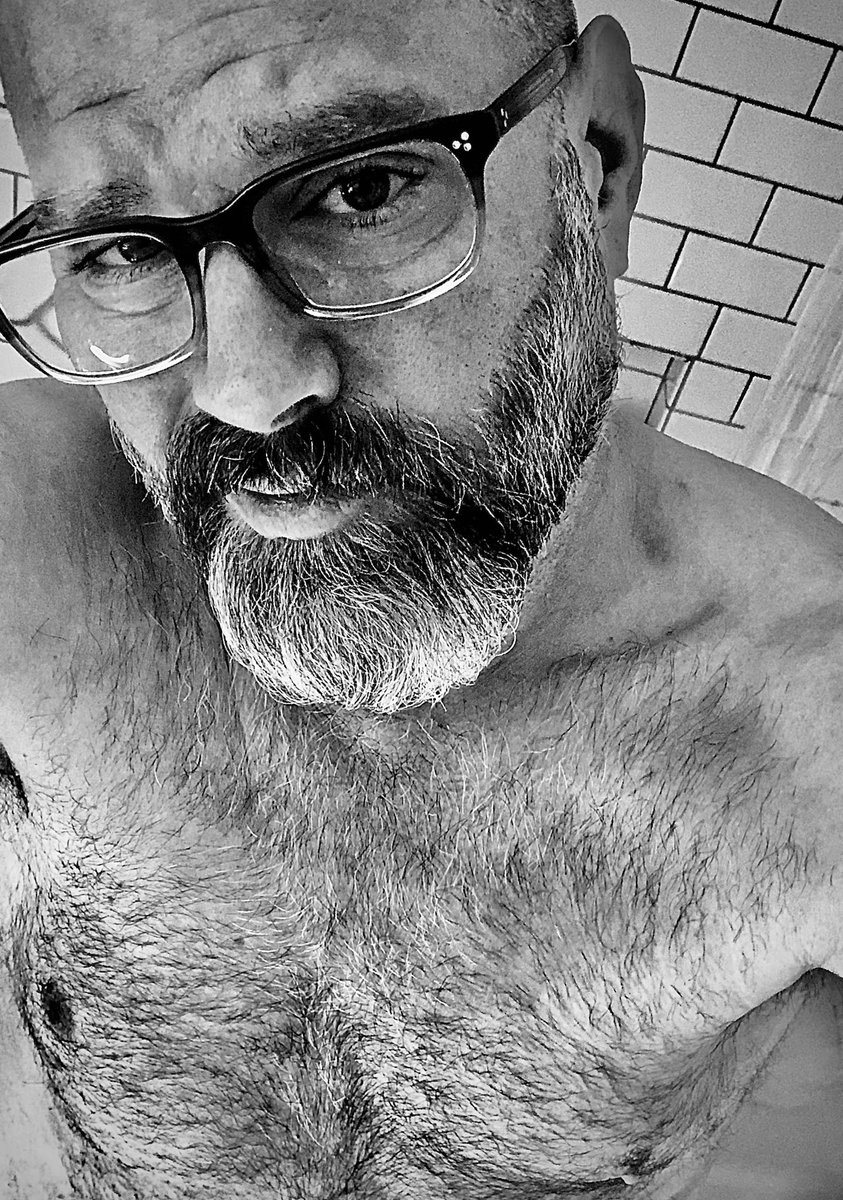 ItsSeansTweets's tweet photo. I have such a love hate with the beard. Today I kinda feel like shaving it.
I don’t know 🤔
#ToBEardOrNotToBEard https://t.co/7aA2s75I74