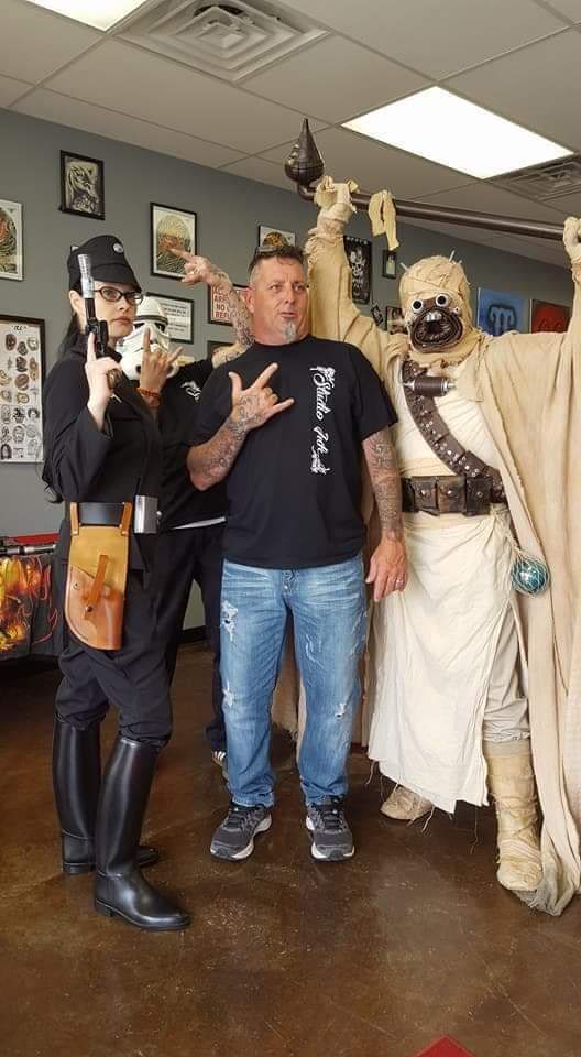 CosplayMik's tweet photo. Missing everyone... #missingeveryone  #starwars #funwithfriends #funtimes #imperialofficer #tuskenraider #starwarscosplay #starwarscostume https://t.co/L44DOVAIN3