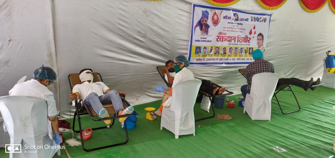 DaivaleMamta's tweet photo. *सभी साथियों को क्रान्तिकारी जयभीम* 
    
      आज दि.२३/०५/२० शनिवार को निर्मल नगरी में भीम आर्मी नागपुर जिल्हा के माध्यम से भाई चंद्रशेखर आजाद जी के आदेश के अनुसार महाराष्ट्र स्थित नागपुर जिल्हा में जिल्हा अध्य्क्ष प्रफुल भाऊ शेन्डे जी के नेतृत्व में रक्तदान शिविर का आयोजन किया https://t.co/Jt8fXobB6r