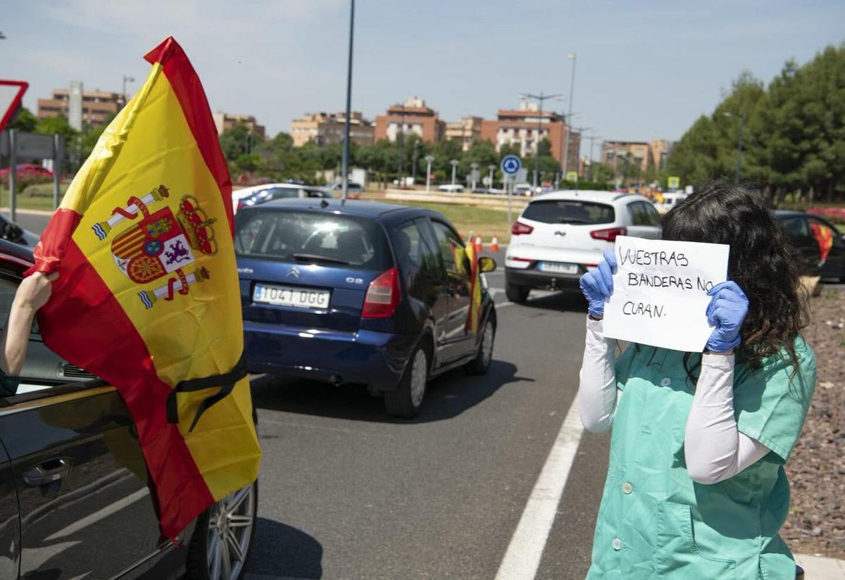 viquirepublica's tweet photo. Salgo d un turno d 8horas,días intensos sin descanso,con 2 mascarillas,gorro,uniforme,mono,bata quirurgica, delantal d plástico,2 guantes,pantalla y gafas
Hoy 4 positivos más y 2 muertos
Solo veo videos d gente alardeando d su nacionalidad
Iros a la mierdAAA! #ElVirusSoisVoxotros https://t.co/MZFdZYl9jX