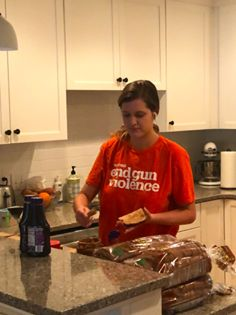 dumo1234's tweet photo. Tallahassee @MomsDemand and @LeonSheriff won't let social distancing get in the way of bringing awareness to the cost of gun violence to our communities.  We #WearOrange when we help groups like Kearney Center even while distancing. What will you do? #TallyWearsOrange #ALLinLEON https://t.co/WNyaLEDOkr
