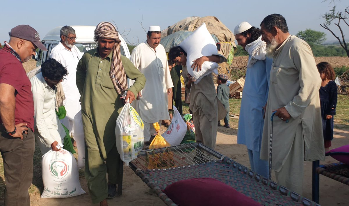 MagicalSmiles4's tweet photo. Thanks to our CEO @Habib_Malik who managed to distribute food packs to the poor and needy families in #Rawat near #Rawalpindi earlier today.
A massive #ThankYou to every single person who donated. 
#Covid_19 #EidMubarak
#EidUlFitr https://t.co/iu3XAfBugk