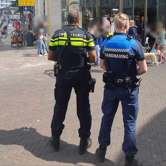 Repost <a href="/POL_Enschede/">Politie Basisteam Enschede</a> : Laatste tijd lezen en horen we vaak dat de handhavers op straat worden aangevallen. Of je het nu eens bent met de Corona maatregelen of niet. Wij accepteren dit niet! Kom je aan een van de ons, dan kom je aan ons allemaal! #handenafvanonzehulpverleners