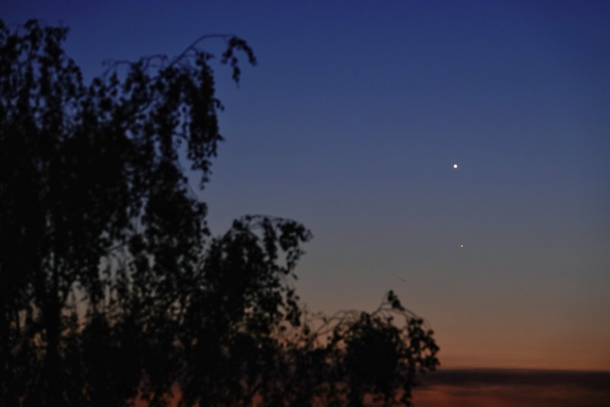ermioni_D's tweet photo. Capture of Venus - the brightest - just above Mercury.
.
Look at the sky - to the northwest - you can see them with the naked eye.
#Astrophotogaphy @ma_ipp #Astronomy #Venus #Mercury #planets #sundown #nature #Astronomia #Mercúrio #vênus #OlheParaoCéu #Lookatthesky #Cosmos https://t.co/m2KDhTuldm