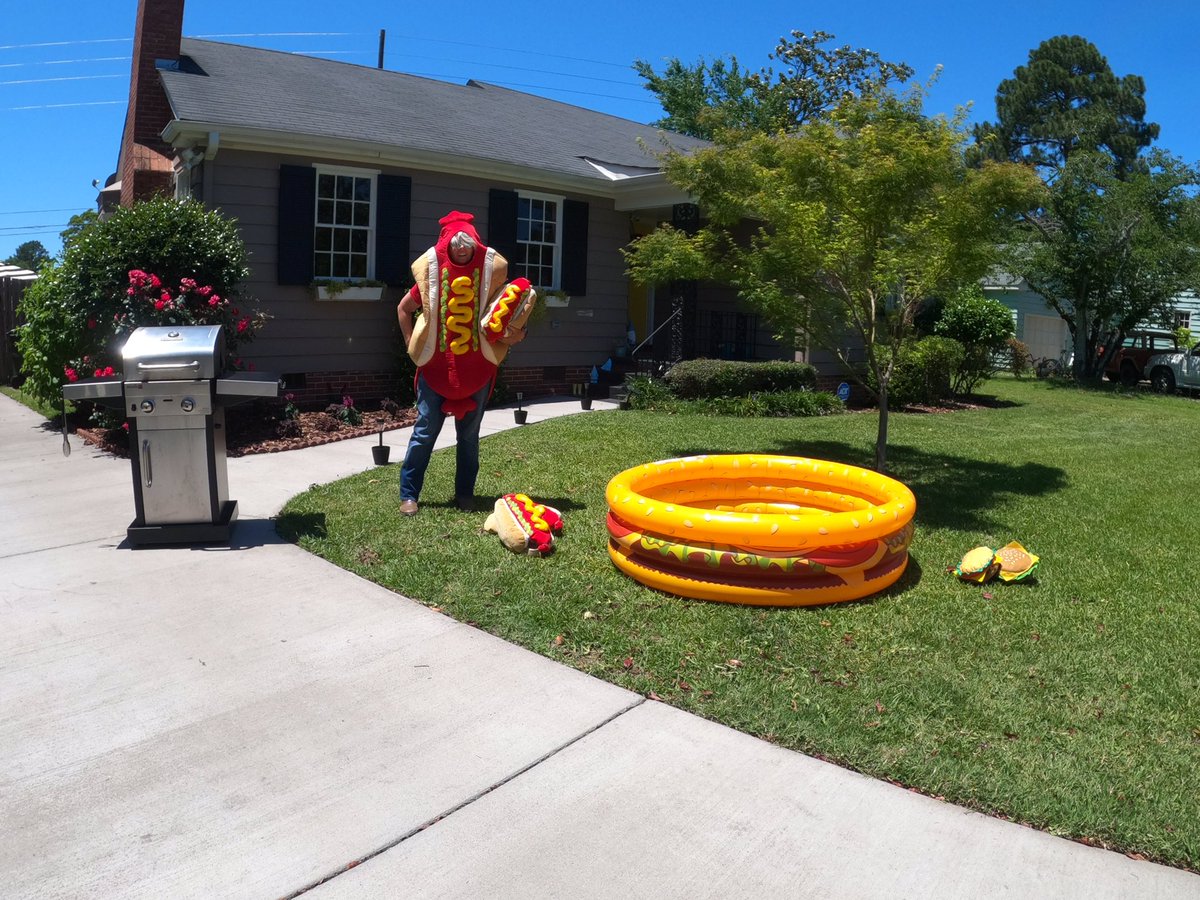 shutterjo's tweet photo. #frontyardcookout @oscarmayer #hotdog #grilling #hamburgerpool https://t.co/PRCEuRBbVi