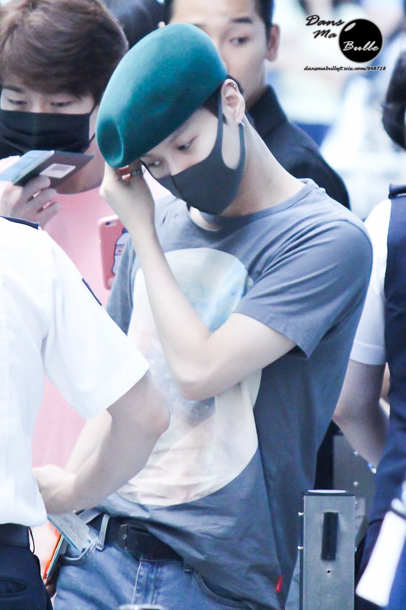 Taemin's beret and black mask combo 