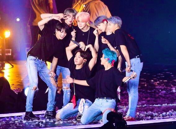 OutroHerHobi's tweet photo. NYC ARMY.
Sending love especially today.
It’s okay if today is painful, if there are tears... I know I’m going thru it too.
But BTS x ARMY are gonna be together again. 💜
Let’s keep shining together until then.
#metlifeD1 #BTSxMETLIFE #btsxarmy https://t.co/O5OGKRtelo