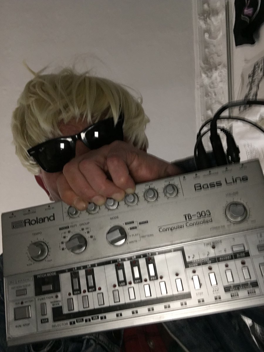 fetischterranov's tweet photo. #acidandy & his #roland #303 https://t.co/wcGbaZbNwd