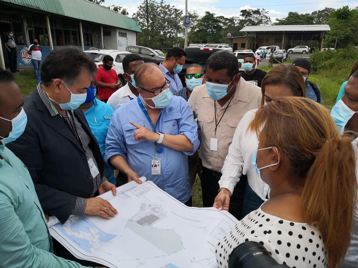 PrensaEPanama's tweet photo. Firman planos para la construcción del nuevo Hospital de Almirante en la prov. de Bocas del Toro, a un costo de 41.5 millones de dólares en beneficio de la comunidad bocatoreña. Una infraestructura hospitalaria que reemplazará a la actual y se espera su entrega a finales del 2022 https://t.co/2gMMch55HH