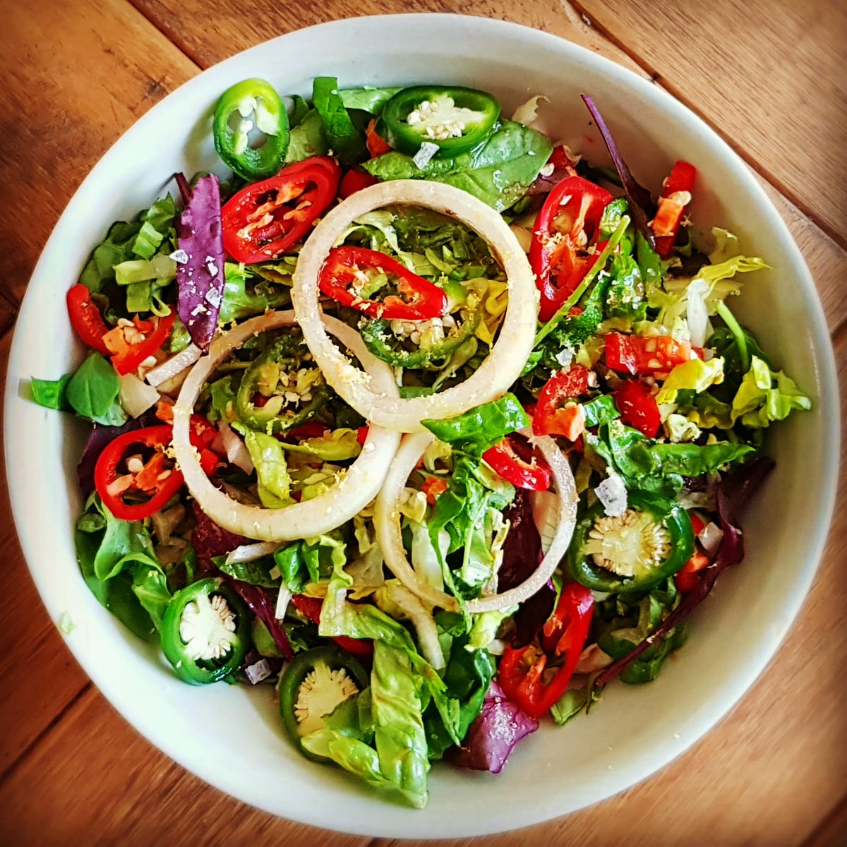 CliftonChilli's tweet photo. Enjoying a little healthy #chilli #salad for a light lunch.
We ❤ the vibrant colours 🌶's can add to a salad &amp; that little bit of 🔥 to a cold dish.🌶🥗👍😁
#healthy #lightlunch #bowl #onion #lettuce #greensalad #oliveoil #balsamicvinegar #seasalt #vibrant #color #healthyfood https://t.co/v6XssHdr48