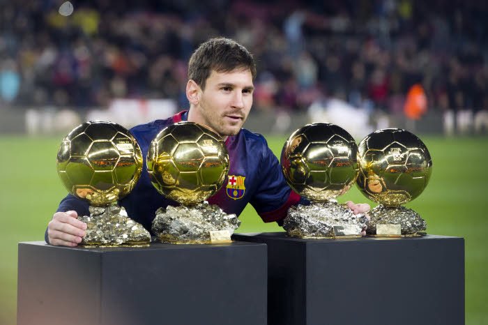 Messi redémarre 2012 sur ses standards c’est à dire mettre 2 ou 3 buts par match.Écoutez bien, sur l’année civile 2012, il marque 91 FOIS, RECORD DU MONDE. Messi remporte son 4ème Ballon d’Or de suite, bah ouais logique..