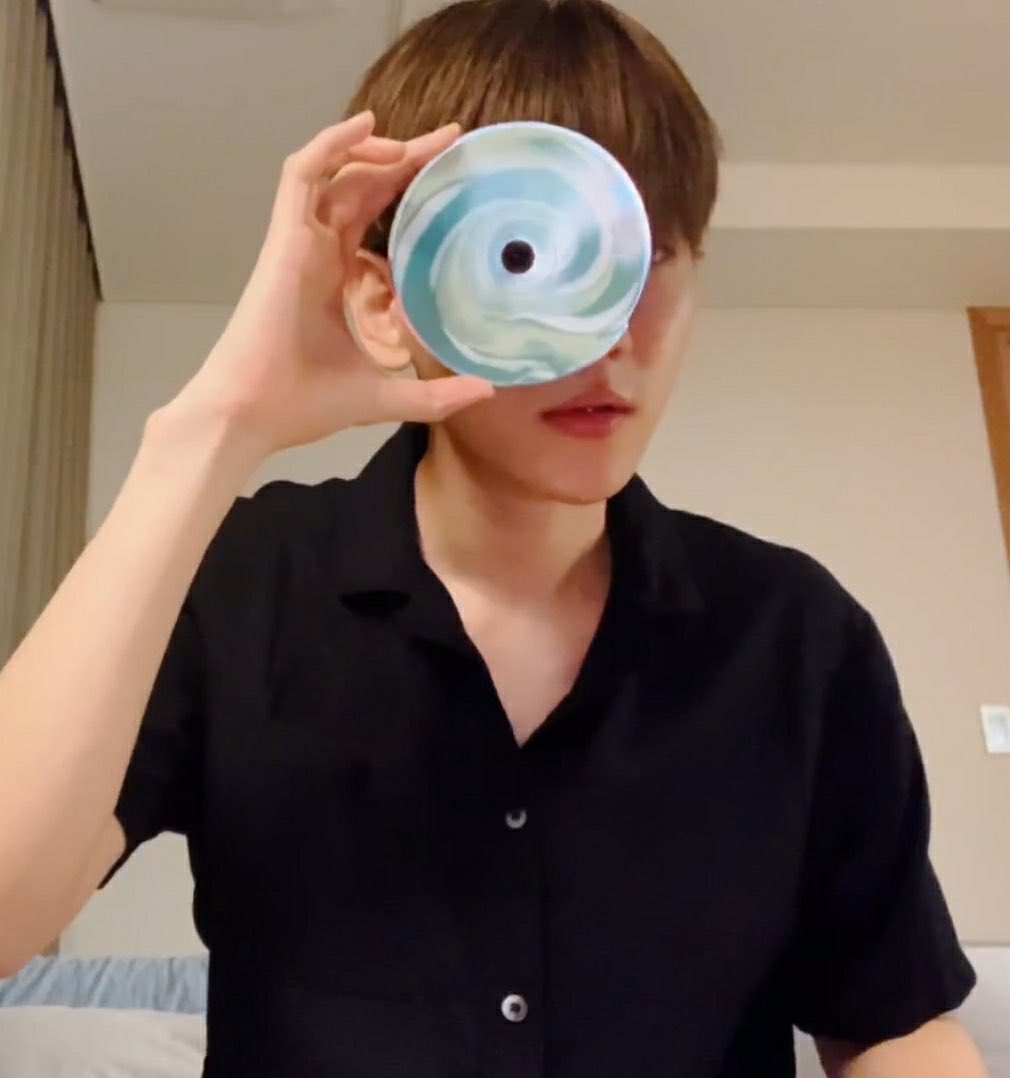 baekhyuntown's tweet photo. 백현이의 앨범 파헤치기 브이앱 ! 다들 재미있게 보셨나요 ?! 우리의 행복은 앨범 사재끼기 MGRG 🍭c('ㅅ'🍬c) 

시나몬 : 시원한 나는 몬나니
허니 : 허름한 니
민트 : 민트

3종 상품을 한 번에 득템 할 수 있는 절호의 기회 
지금 바로 놓치지 마세요 'ㅅ'

🔗앨범 공구 폼 https://t.co/drTzYLx1mm https://t.co/jJhwKUL7FS
