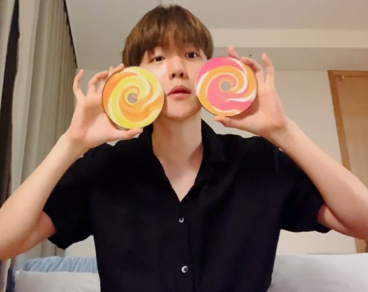 baekhyuntown's tweet photo. 백현이의 앨범 파헤치기 브이앱 ! 다들 재미있게 보셨나요 ?! 우리의 행복은 앨범 사재끼기 MGRG 🍭c('ㅅ'🍬c) 

시나몬 : 시원한 나는 몬나니
허니 : 허름한 니
민트 : 민트

3종 상품을 한 번에 득템 할 수 있는 절호의 기회 
지금 바로 놓치지 마세요 'ㅅ'

🔗앨범 공구 폼 https://t.co/drTzYLx1mm https://t.co/jJhwKUL7FS