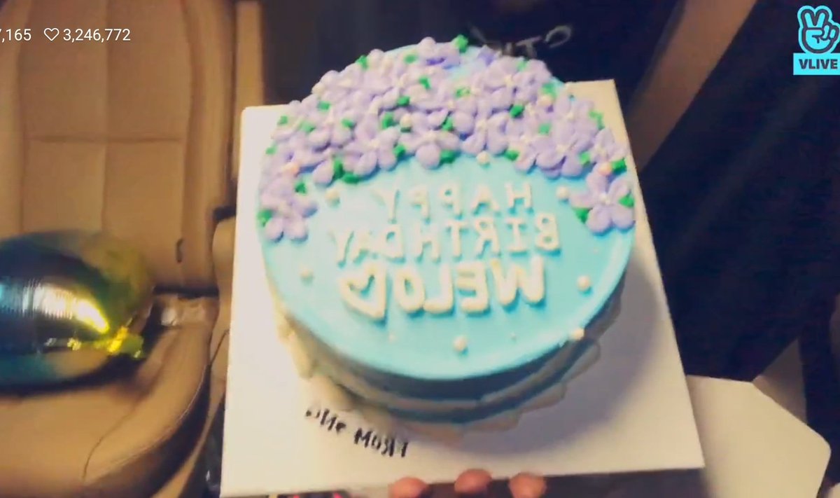 CODUK_K's tweet photo. ㅠㅠㅠ!!!옹이 위로 생일축하해준다고 레터링 주문제작 케이크 가져와줬어ㅠㅠㅠㅠㅠㅠㅠㅠ 헬리오트로프 위로 탄생화 그려져있어...ㅠㅠㅠㅠㅠㅠㅠㅠㅠㅠㅠㅠㅠㅠ https://t.co/5gFMeWoDE3