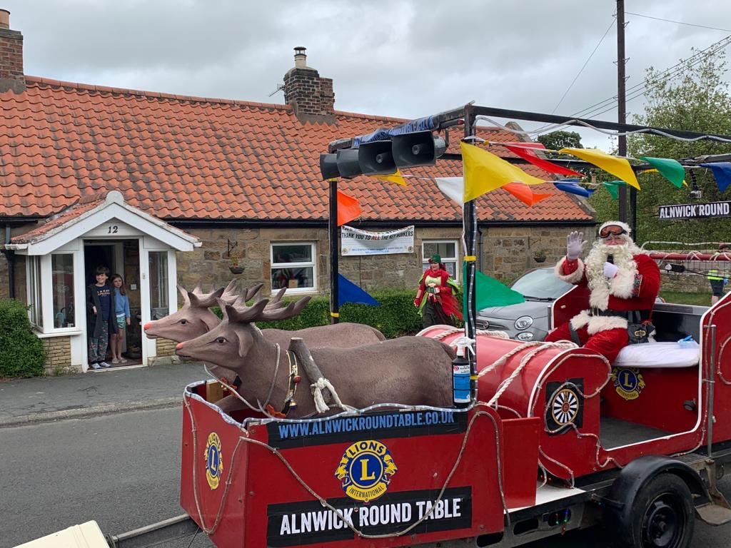 AlnwickRT389's tweet photo. Massive thanks to everyone who supported our first day of collections with the big man him self!! #christmascomesearly #alnwickroundtable @AlnwickFoodBank @Alnwicklions https://t.co/NC5fOGJS2h