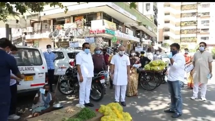 Maulik_7777's tweet photo. पहली नजर में नहीं लगता ये कोई नेता है,परंतु ये सुरत के विधायक @sanghaviharsh जी है और @CRPaatil जी है जो दीनरात हो या कड़ी धुप हो बस एक ही बात थान के हमारा सुरत जल्द से जल्द पहले जेसा होना चाहिए उसके लिए काम कर रहे,सुरत वाले लोग नसीबवाले है के उनकी सेवा में हर्षजी २४x७ समर्पित है https://t.co/YcC9gBelY4