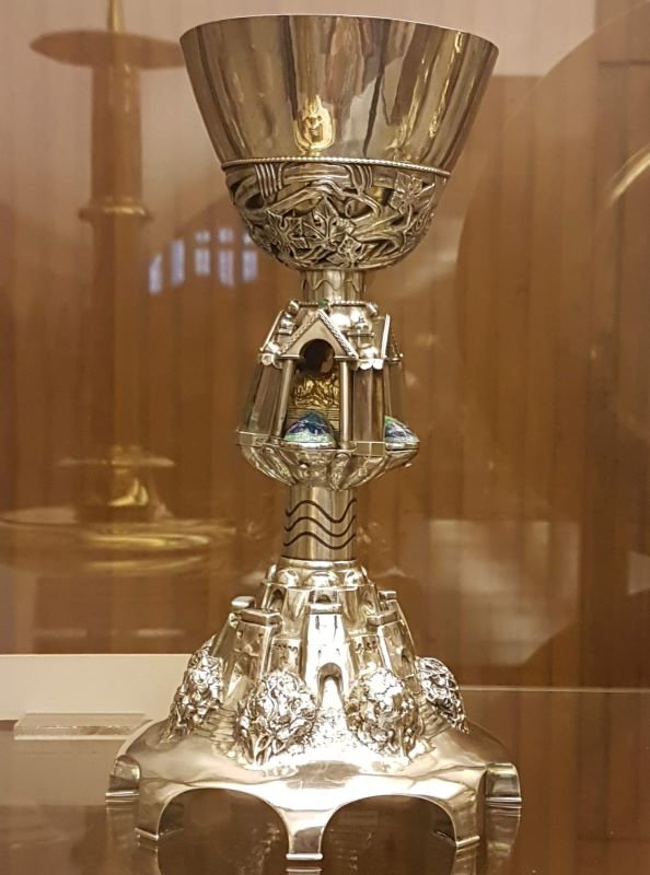 And on we go with our  #ArtsandCrafts  #Cotswolds  #churches  @GlosCathedral. Last Henry Wilson piece now, the Tinling chalice dedicated to the same Canon Tinling as the memorial. The knop represents the Temple of the Lamb. Silver, silver-gilt and enamel ...  @NellytheWillow sorry...