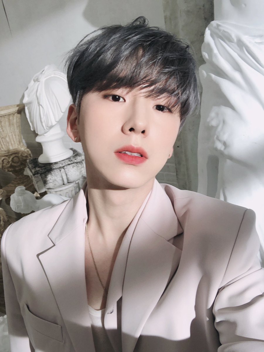 OfficialMONSTAX's tweet photo. [#기현] 으악 조금 늦었다!!!!!
이번에 이거 세장!!! 다들 티저 봤어요 몬베베?! #판타지아 https://t.co/8hkyshjQVU