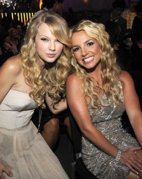 Taylor Swift got another picture with Britney Spears at the 2008 VMAs.