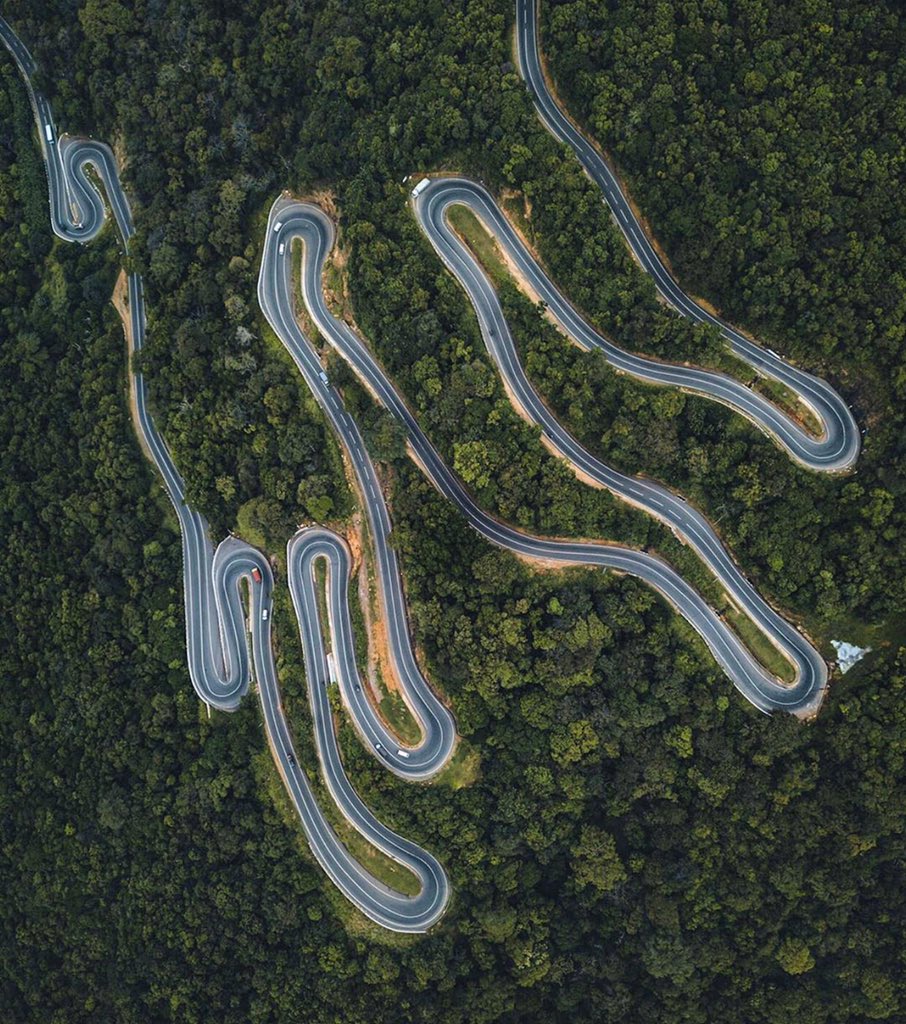 The 18 bend road , Sri Lanka
#roadtrip #roads #amazingplaces #travelphotography #travelgram #tourist #tourism #bend #travelblogger #dronephotography #droneshots #travelblogger #srilankatourism #visitsrilanka #dronephotography #mahiyangana #dronelife #srilanka