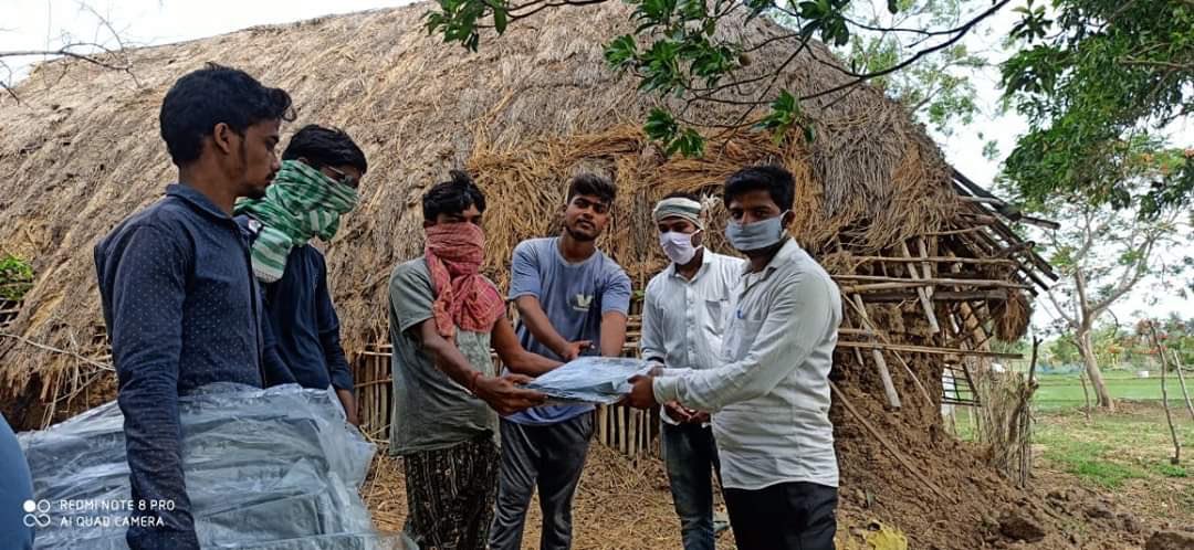 ABVPVoice's tweet photo. Two days after of #CycloneAmphan hits Odisha, Karyakartas of @abvpodisha reach out to the most affected villages of district with dry food for people and Polythene Covers for protection of houses. Two panchayats were covered on the first day of relief work. 

#ABVPForSociety https://t.co/lpWB8LK5As