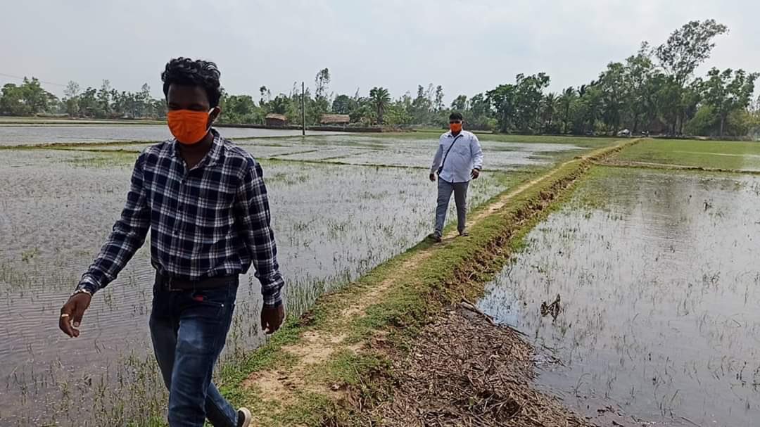 ABVPVoice's tweet photo. Two days after of #CycloneAmphan hits Odisha, Karyakartas of @abvpodisha reach out to the most affected villages of district with dry food for people and Polythene Covers for protection of houses. Two panchayats were covered on the first day of relief work. 

#ABVPForSociety https://t.co/lpWB8LK5As