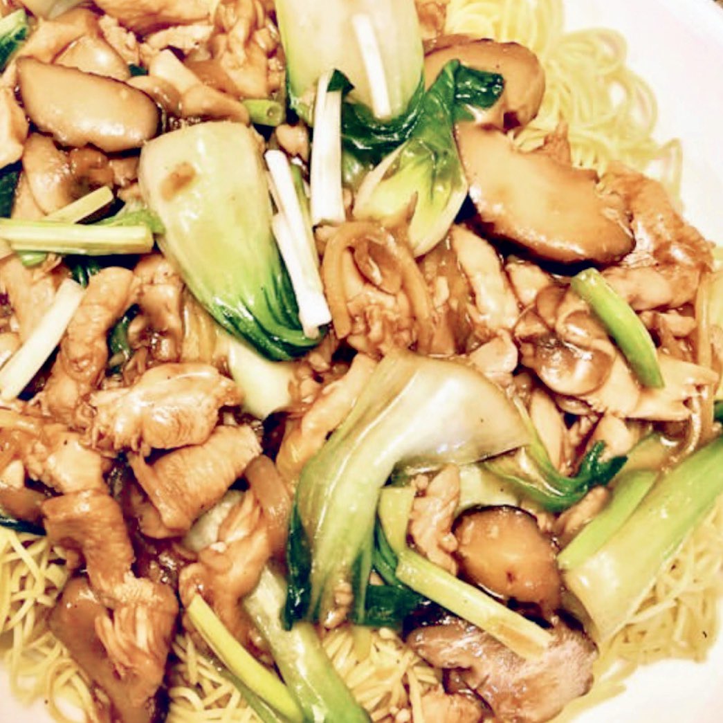 Chynableu's tweet photo. Chicken with two kinds of mushrooms Lo Mein 💛 https://t.co/xVCa20rBg1