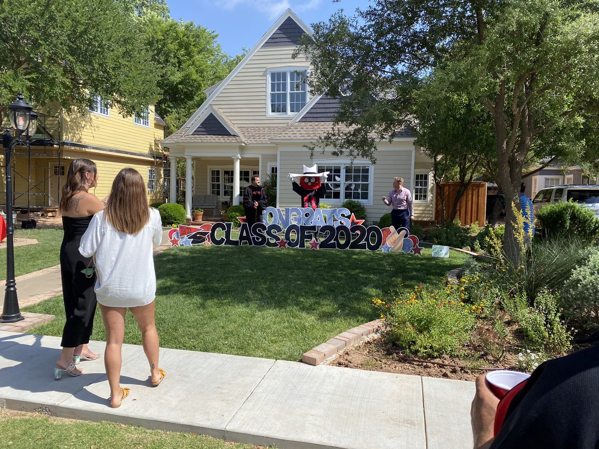 ttupublicmedia's tweet photo. @TexasTech President Lawrence Schovanec wanted add a since of normalcy in these unprecedented times. The university offered a chance for graduation seniors to still have their photos taken with the president. All while following social distancing guidelines. https://t.co/0JLXABIUFK