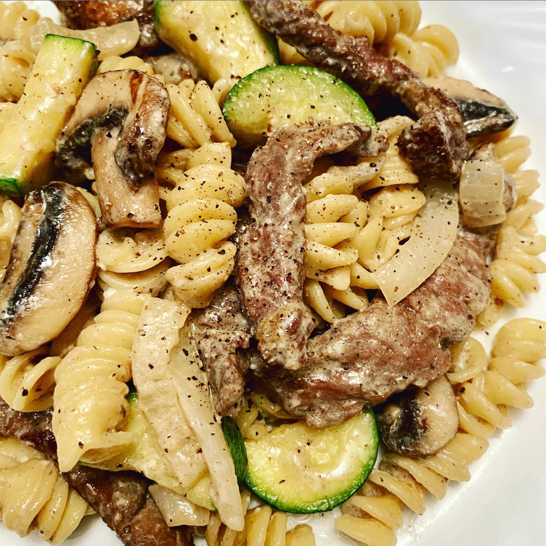 Chynableu's tweet photo. Hungry ? Steak Stroganoff with zucchini and rotini 💛 https://t.co/WXJWW7za4C