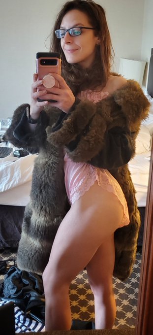 I'm not sure what I was going for with this look but I know that I like it! https://t.co/SQDRPrRqz6<a href="/tag/girlyoudontneedmakeup"class="tags"><span>#girlyoudontneedmakeup</span></a>