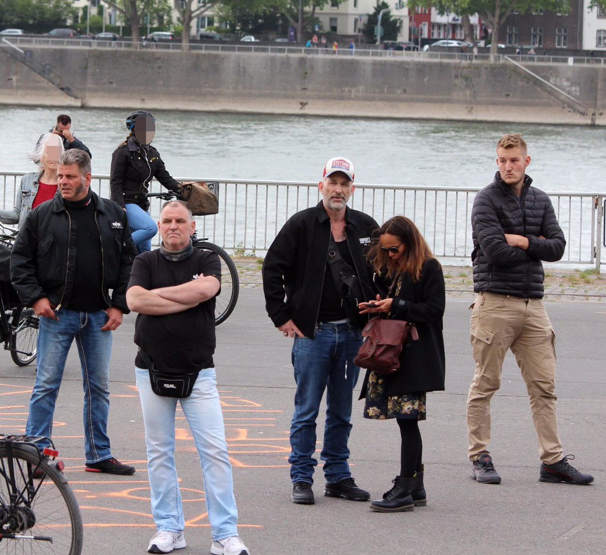 Oliver Flesch (Mitte, mit wei§er Kappe)