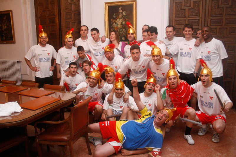 📰 EFEMÉRIDES

Hoy hace 11 años del único (de momento) ascenso de un equipo zamorano a División de Honor.

Once años del ascenso del <a href="/FSZamora/">FS Zamora</a> 🎊

Dos de nuestros jugadores formaron parte de ese ascenso <a href="/rubencp6/">ruben calatrava</a> y <a href="/javicala9/">javier calatrava</a>. Además, muchos amigos en la foto 🤗🤗